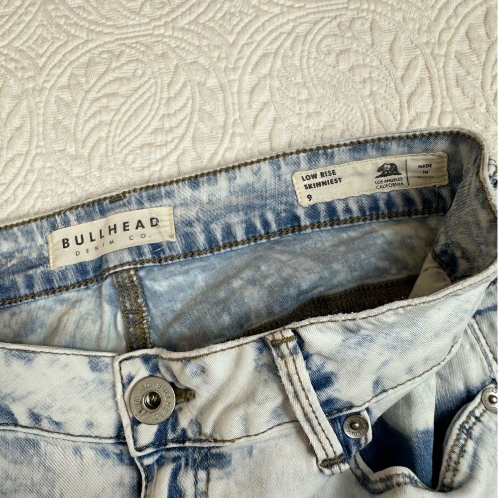 Bullhead Low-rise Skinniest Jean in Acid Wash color size 9 - Picture 5 of 13